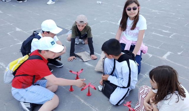 Robot yarışmasında sanat stantları