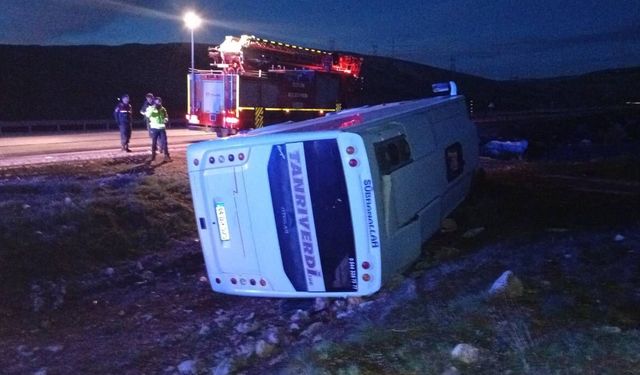 Taraftarları taşıyan midibüs devrildi: 27 yaralı