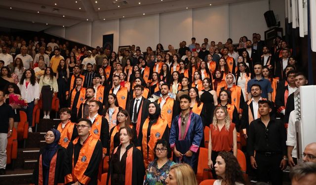 AÜ'de mezuniyet heyecanı