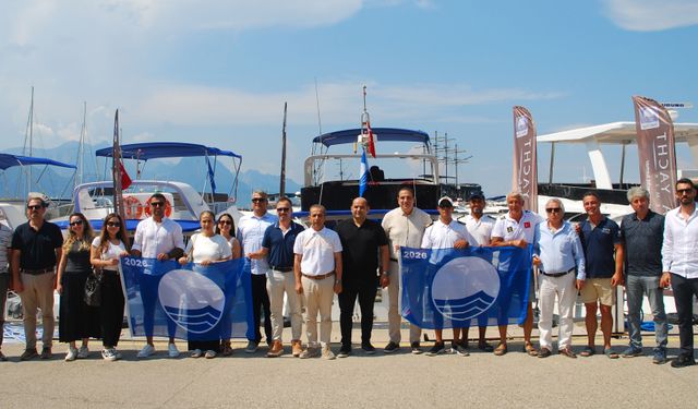Kemer'de mavi bayraklar teslim edildi