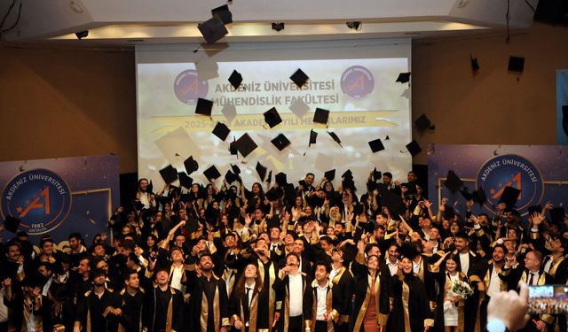 AÜ'de mezuniyet töreni