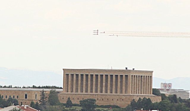Türk Yıldızları'ndan prova uçuşu