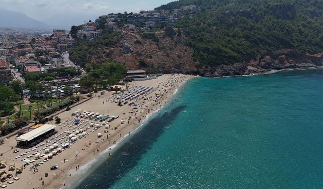 Antalya'da turistler denize koştu