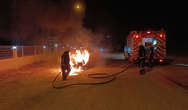 Otomobil alev topuna döndü