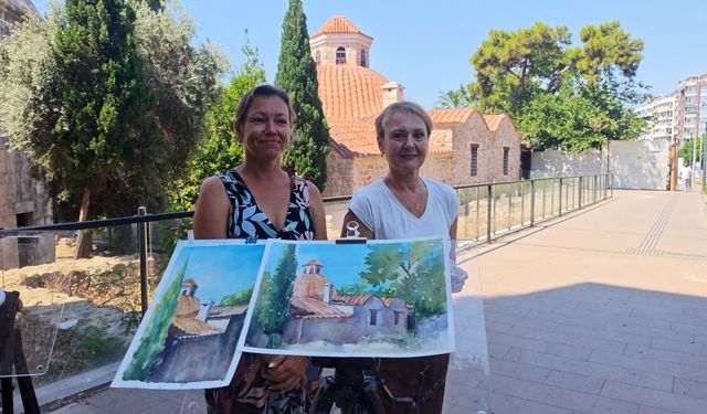 Rus sanatçılar Antalya'nın tarihi dokusunu tuvale taşıyor