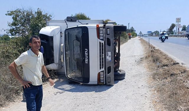 Manavgat'ta kamyon şarampole devrildi