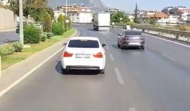 Siren ve kornalara rağmen ambulansa yol vermedi!