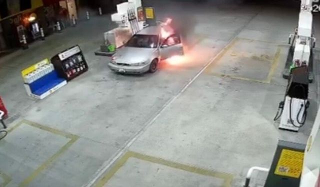 Yakıt almaya geldi, aracı alev topuna döndü