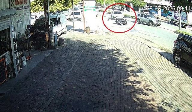 Motosikletli metrelerce sürüklenerek aracın altına girdi