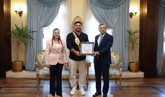 Başpehlivan Taş'tan Vali Şahin'e ziyaret