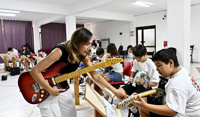 Muratpaşa'da gitar kurslarına büyük ilgi
