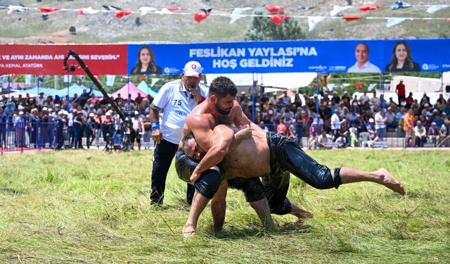 Feslikan'da başpehlivan Erkan Taş