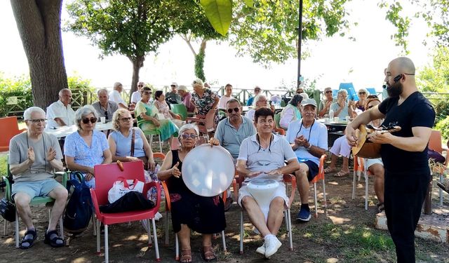 Muratpaşa'da yaşlılar türkülerle buluşuyor