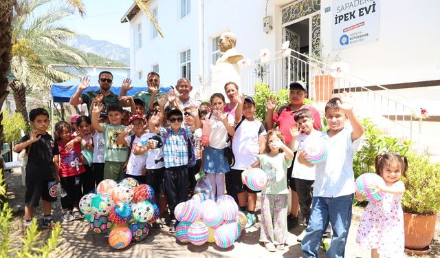 Antalya'da 'İpek evine' ziyaretçi akını