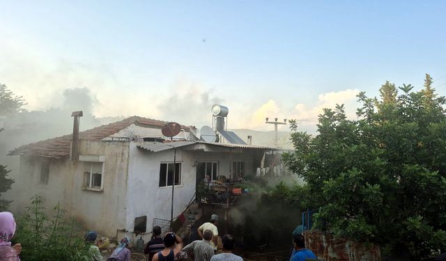 Yangında ev ve saman balyaları kül oldu