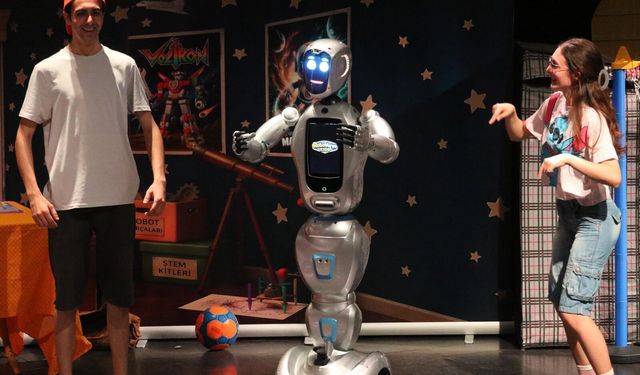 Antalya'da yapay zeka destekli robot sahnede