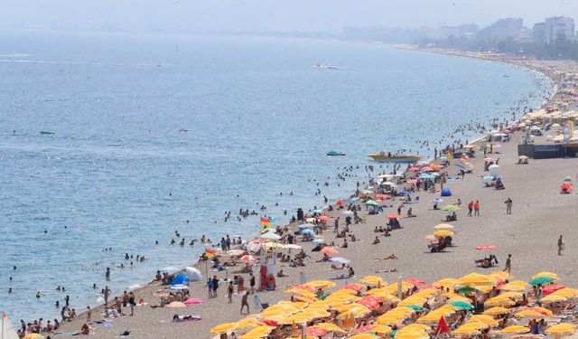 Antalya'da sahiller doldu taştı