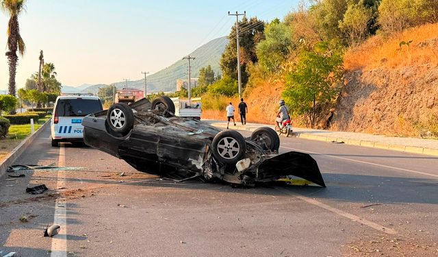 Takla atan otomobil palmiye ağacına çarptı