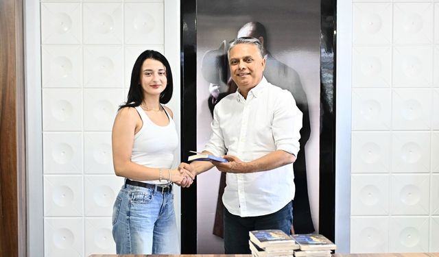 Muratpaşa'da başarılı öğrencilere hediye çeki verildi