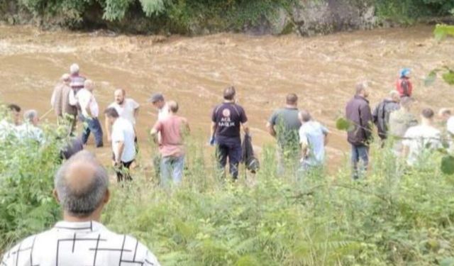 Anne ile 2 kızı sel sularına kapıldı