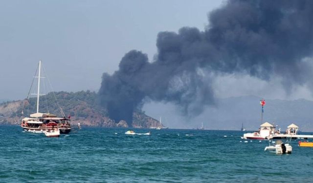 Gezi teknesi alev aldı: 115 kişi denize atladı