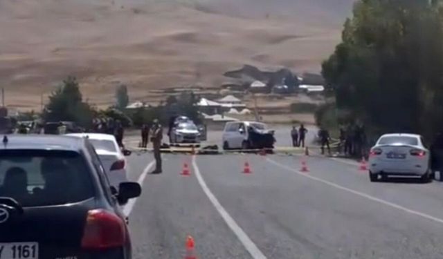 Araçlar kafa kafaya çarpıştı: 2 ölü, 9 yaralı
