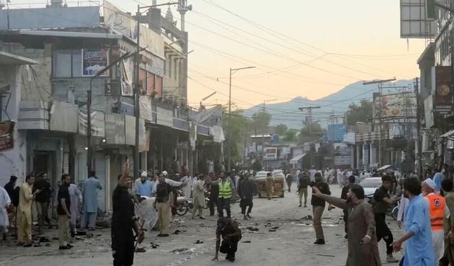 Polis karakolu önünde patlama: 14 ölü