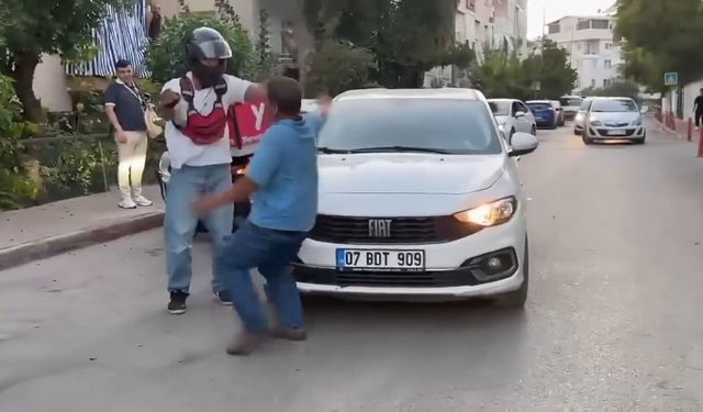 Motokurye ve otomobil sürücüsü birbirine girdi