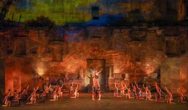 Aspendos'ta perde kapandı
