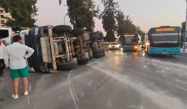 Kavşakta beton mikseri devrildi