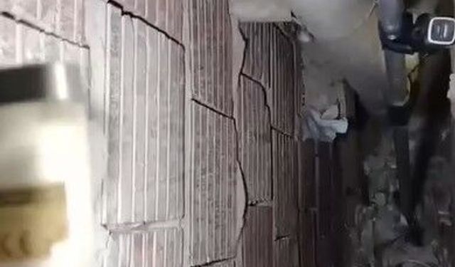 Havalandırma boşluğuna düşen kedi kurtarıldı