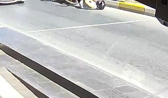 Motosiklet kazası kameraya yansıdı