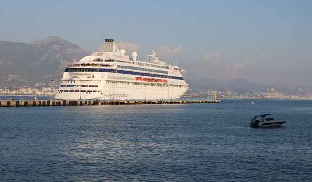 Lüks kruvaziyer Alanya'ya demirledi