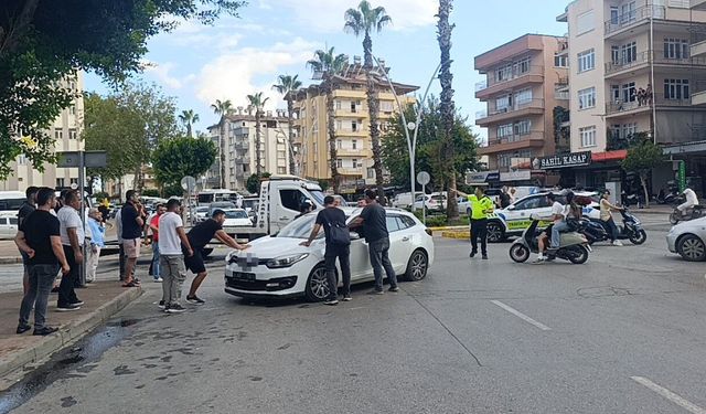 Otobüs ile otomobil çarpıştı: 2 yaralı