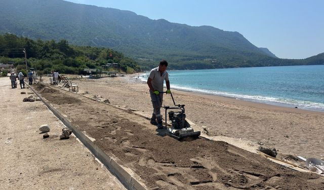Karaöz Sahili'nde kaldırım çalışması