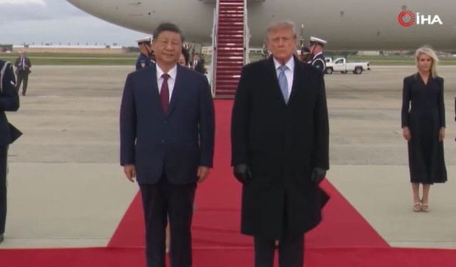 Trump, Xi'yi hava üssünde kırmızı halıyla karşıladı
