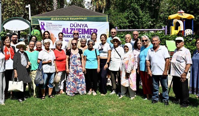 Muratpaşa, Alzheimer farkındalığı için yaşlı evlerinde buluştu