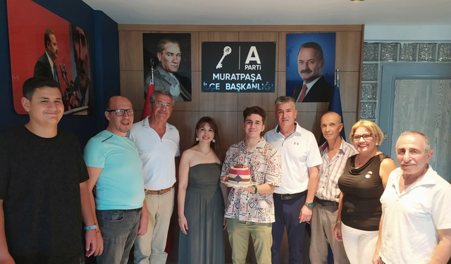 18 yaşına girdi, Anahtar Parti’ye üye oldu