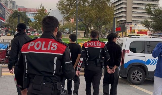 Kent meydanında tekmeli yumruklu kavga