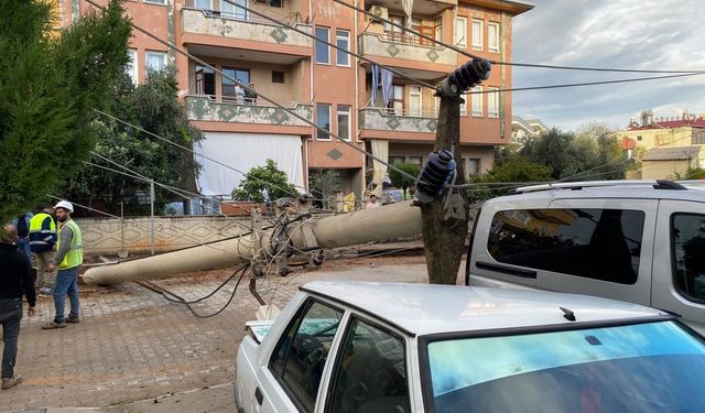 Elektrik direği ok gibi saplandı