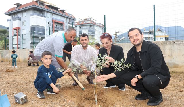 Minikler fidanları toprakla buluşturdu