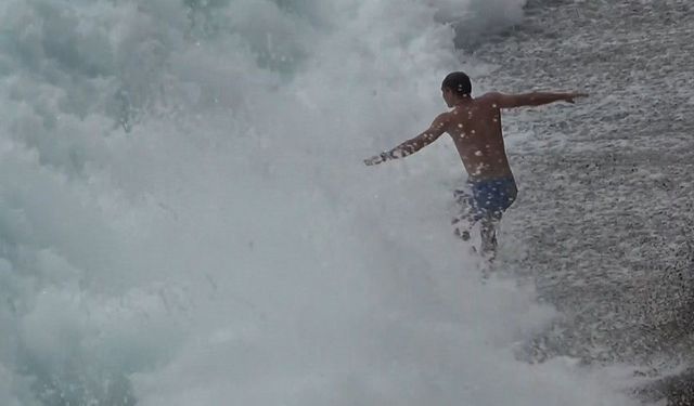 Antalya'da tehlikeye aldırmadan denize girdiler!