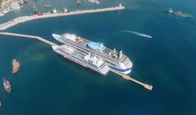 İki dev gemi Alanya Limanı'nda