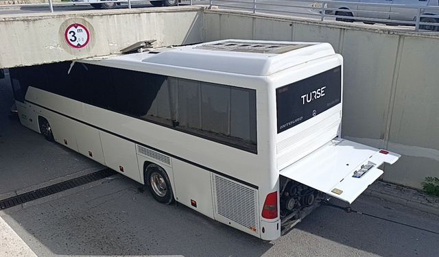 Manavgat'ta tur otobüsü alt geçide sıkıştı