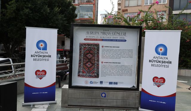 Cumhuriyet Meydanı Döşemealtı halıları ile renklendi