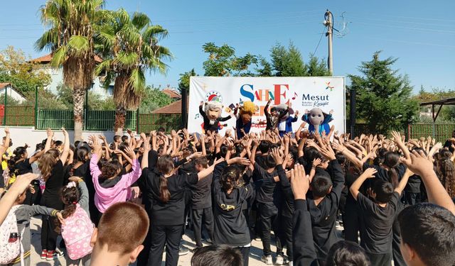 Kepez'de çocuklar doyasıya eğleniyor