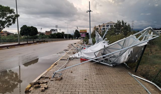 Midibüs demir güvenlik kapısına çarptı