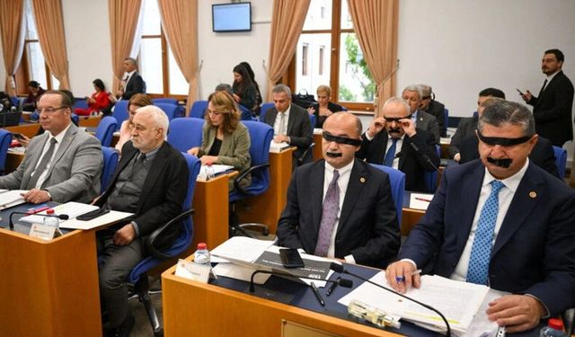 Antalya Milletvekili Arı ağzını ve gözlerini bantladı!