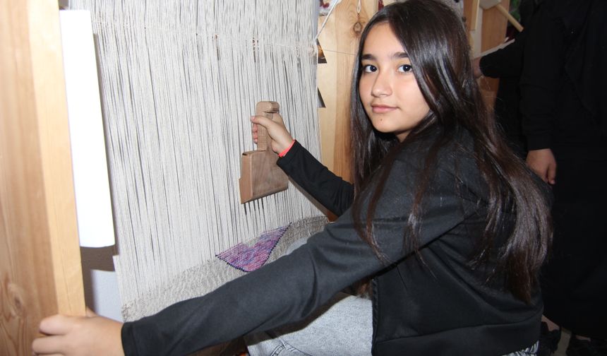 Alanya'da öğrenciler kilim dokumayı öğrendi