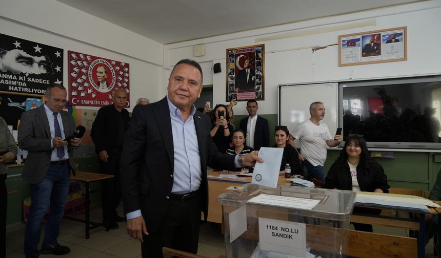 Türkiye 13. yerel seçimler için sandık başında